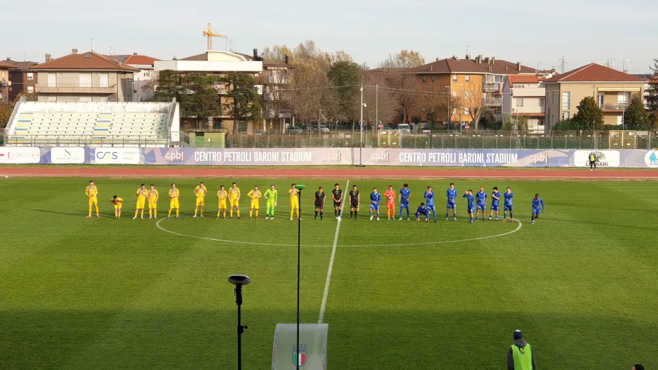 Il saluto iniziale delle due squadre