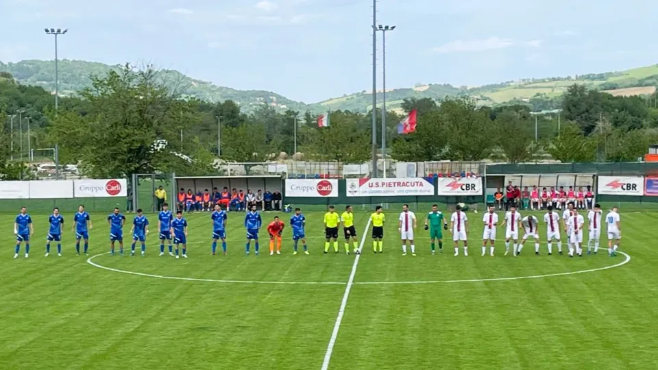 Il saluto iniziale delle due squadre