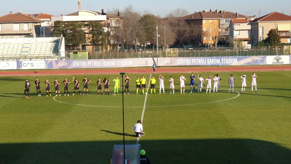 Il saluto iniziale delle due squadre