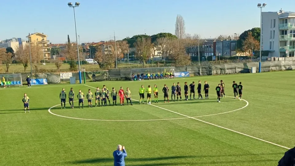 Il saluto iniziale delle due squadre