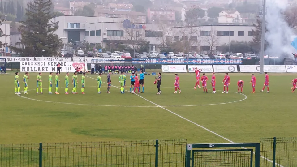 Il saluto iniziale delle due squadre