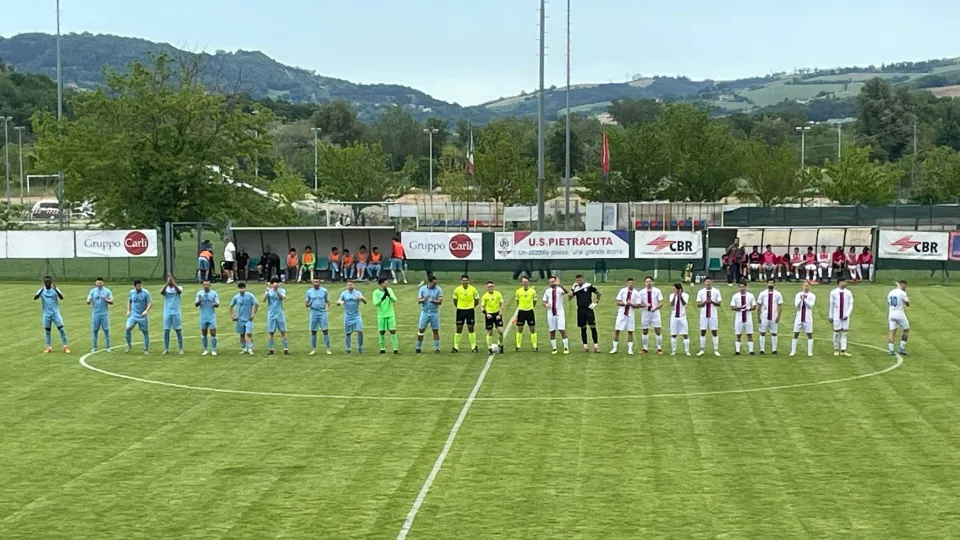 Il saluto iniziale delle due squadre