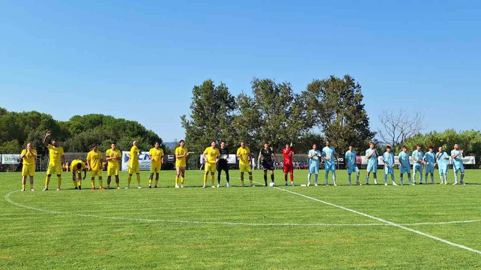 Il saluto iniziale delle due squadre