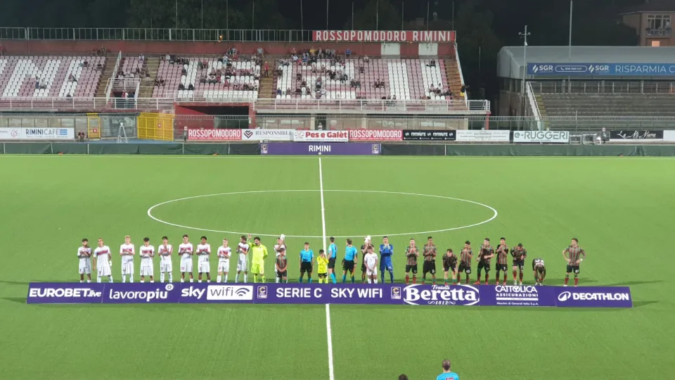 Il saluto iniziale delle due squadre