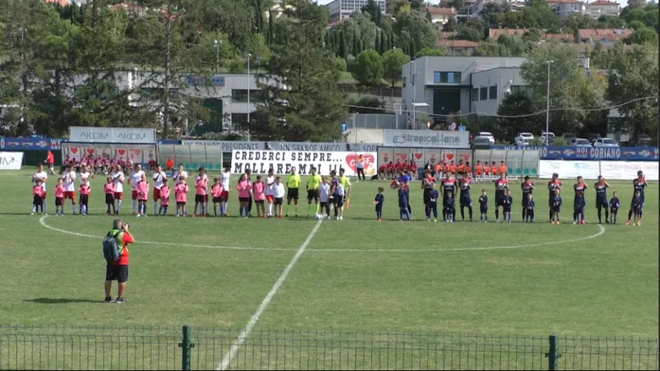 Il saluto iniziale delle due squadre