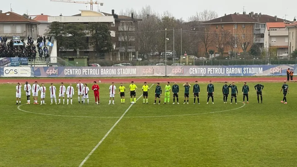 Il saluto iniziale delle due squadre al 