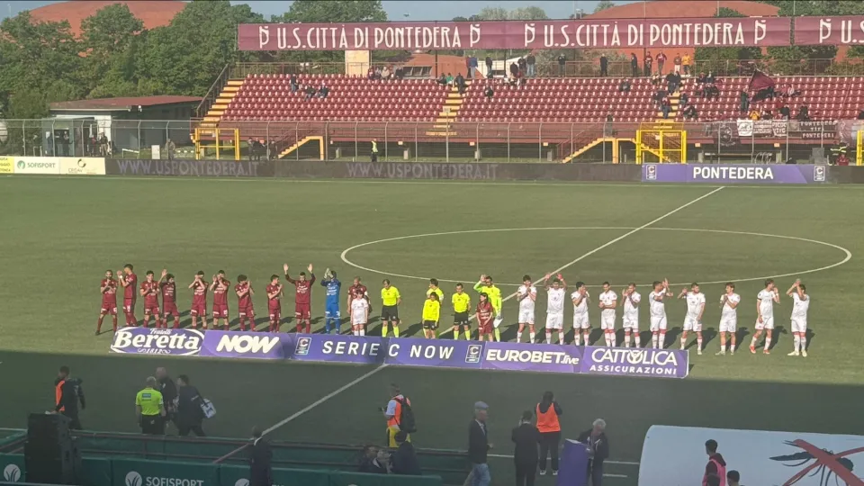 Il saluto iniziale delle due squadre