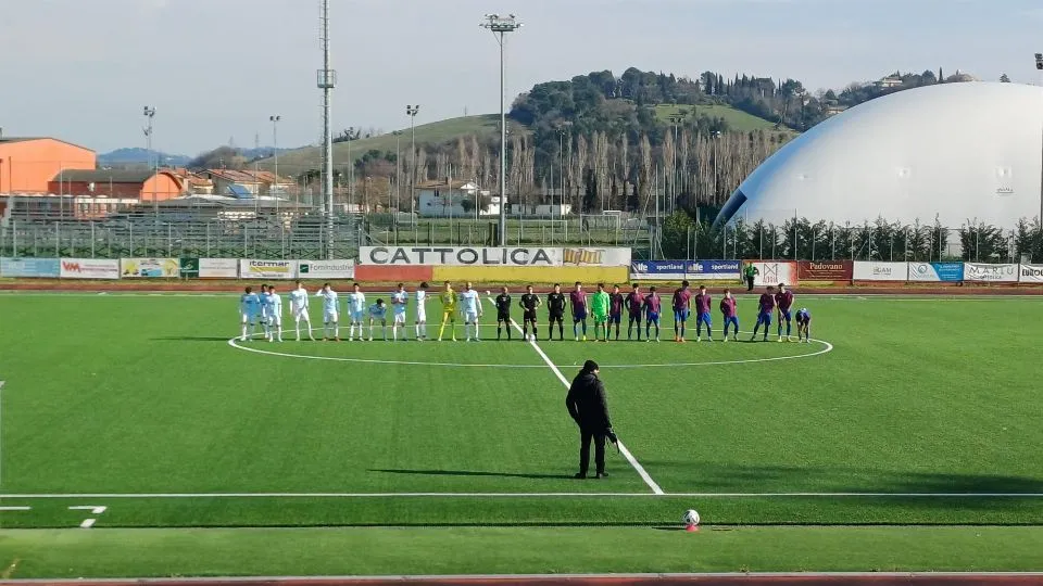 Il saluto iniziale delle due squadre