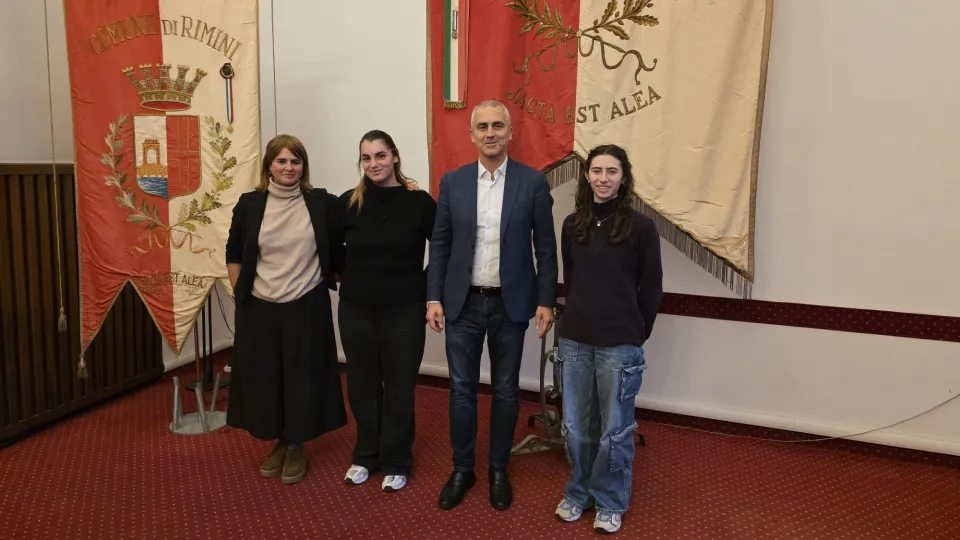 Il sindaco con le due studentesse rientrate dalla Francia