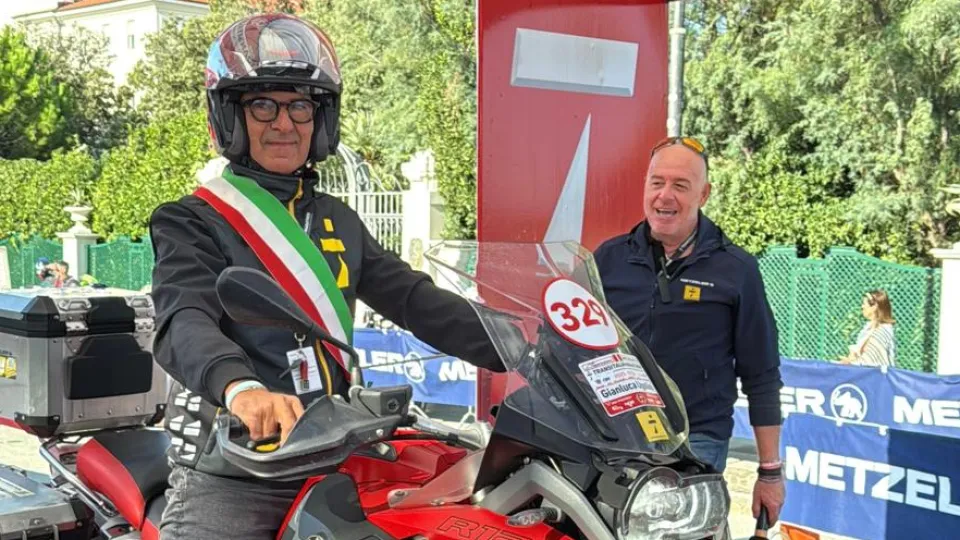 Il sindaco di Coriano Ugolini alla partenza della Transitalia  Marathon