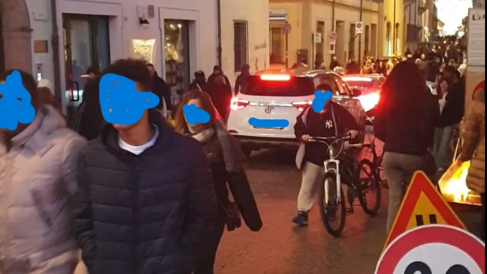 il traffico di auto e pedoni sul Corso d'Augusto all'altezza di via Ducale