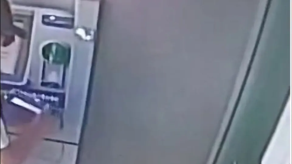 il truffatore ripreso dalle telecamere della banca