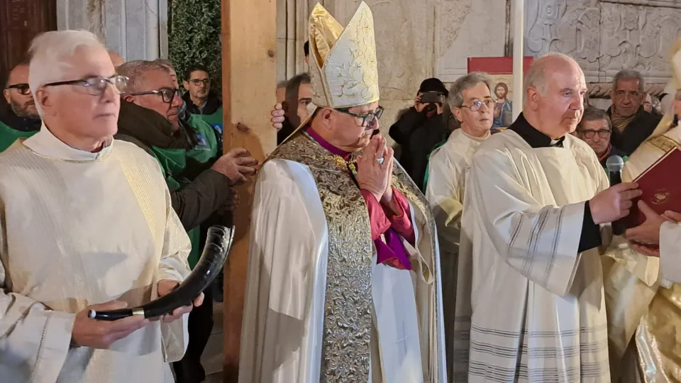 il Vescovo nella processione di apertura del Giubileo 2025