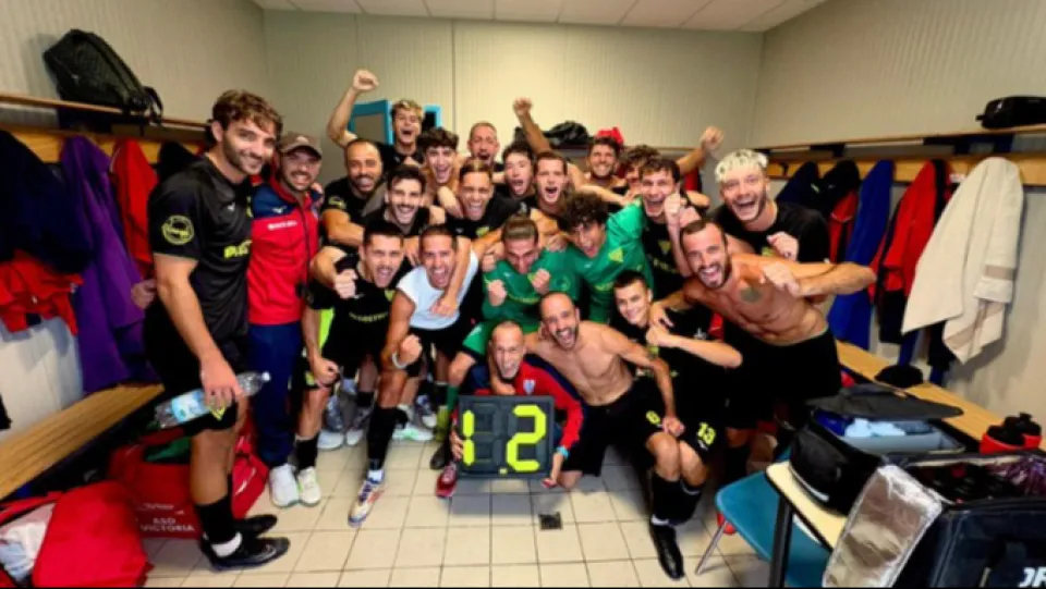 Il Victoria festeggia la vittoria nello spogliatoio