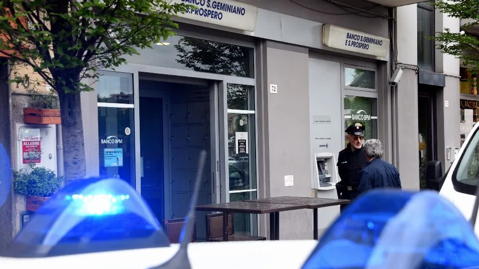 i carabinieri davanti alla banca (foto Migliorini)