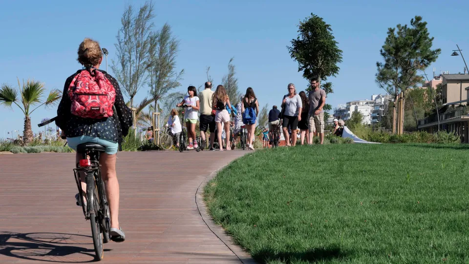 in bici al parco del mare