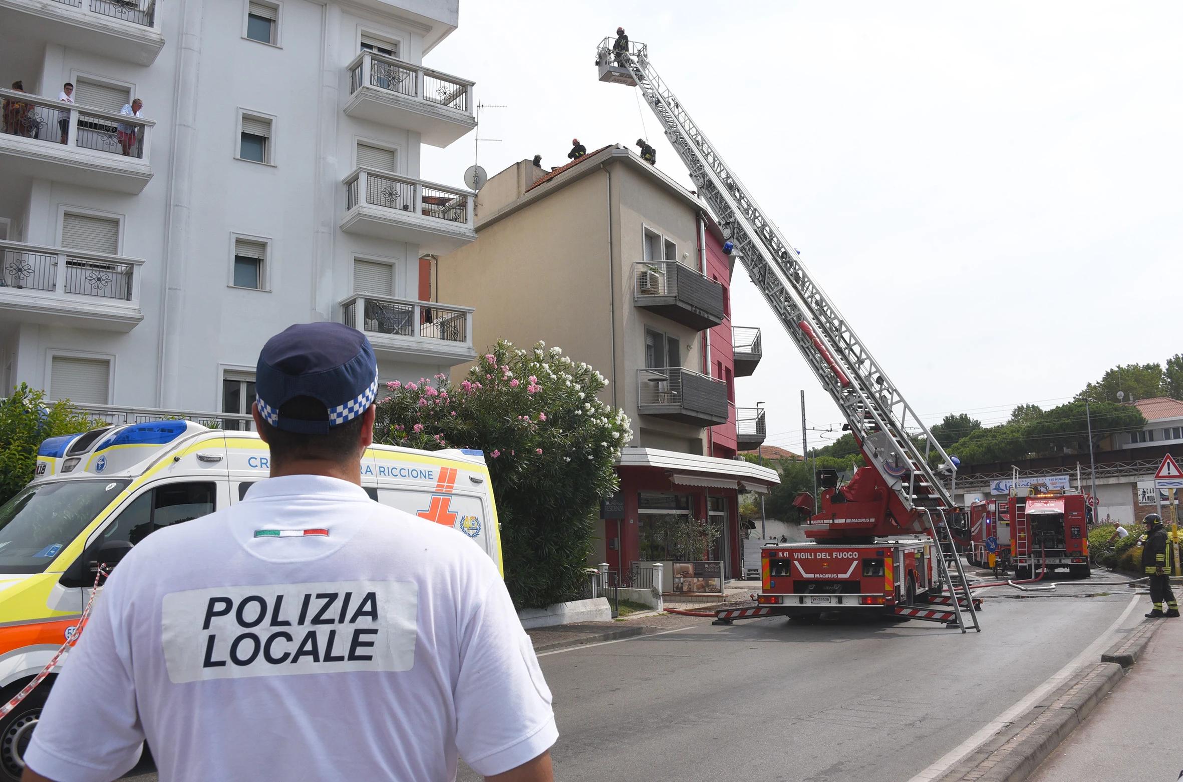 l'intervento dei vigili del fuoco in via Parini (Adriapress)