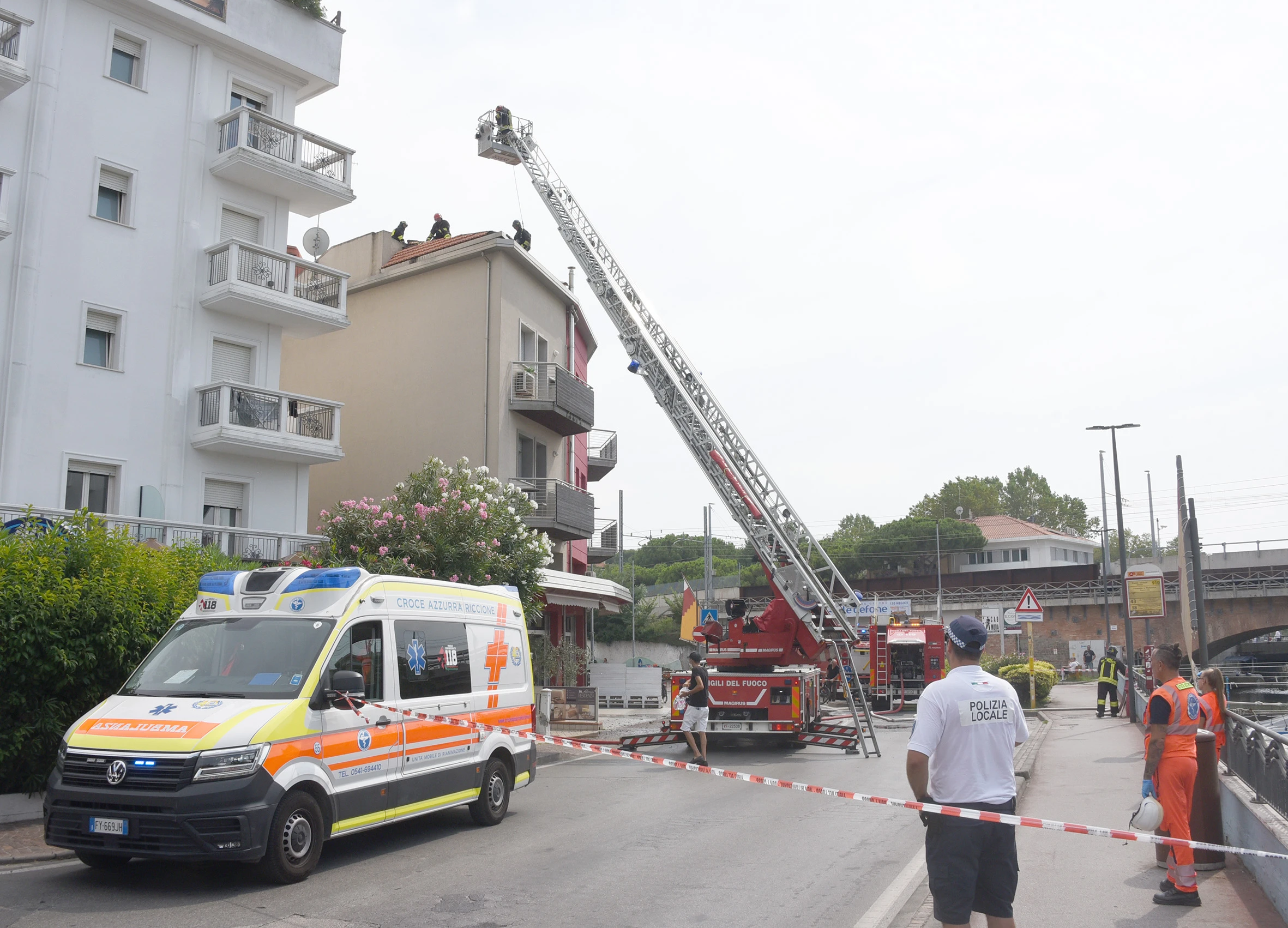l'intervento dei vigili del fuoco in via Parini (Adriapress)