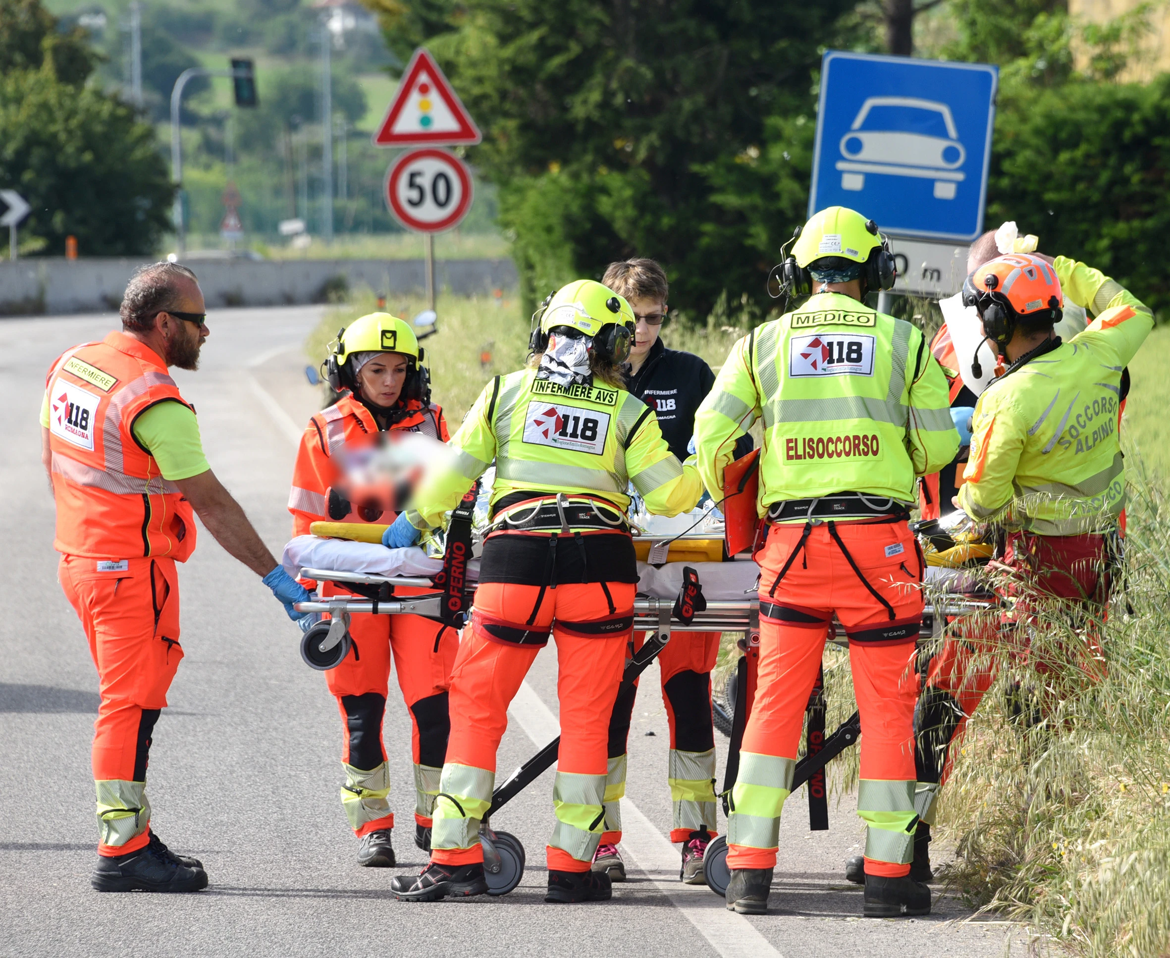 scontro tra auto e moto sulla SS72 (foto Adriapress)