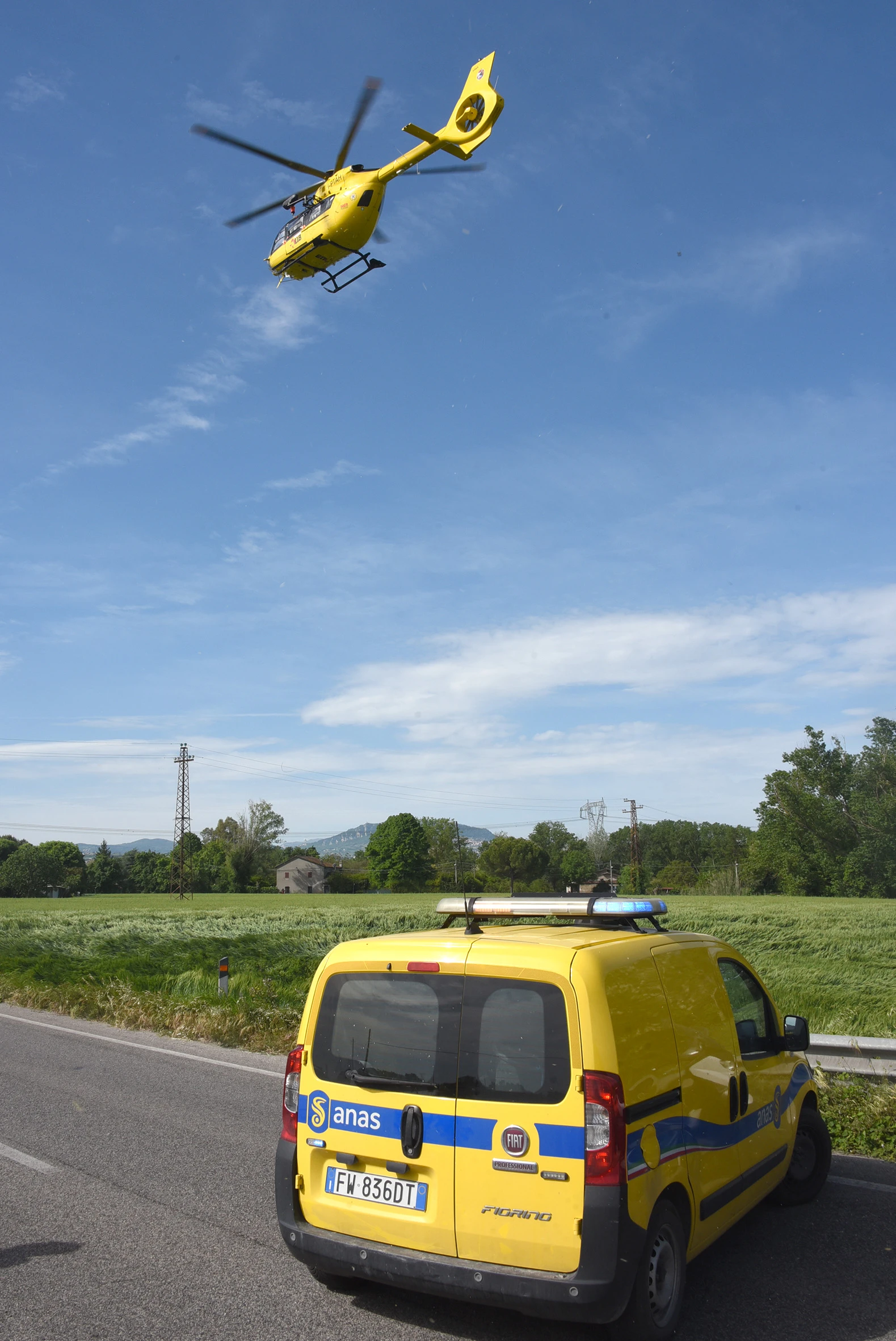scontro tra auto e moto sulla SS72 (foto Adriapress)
