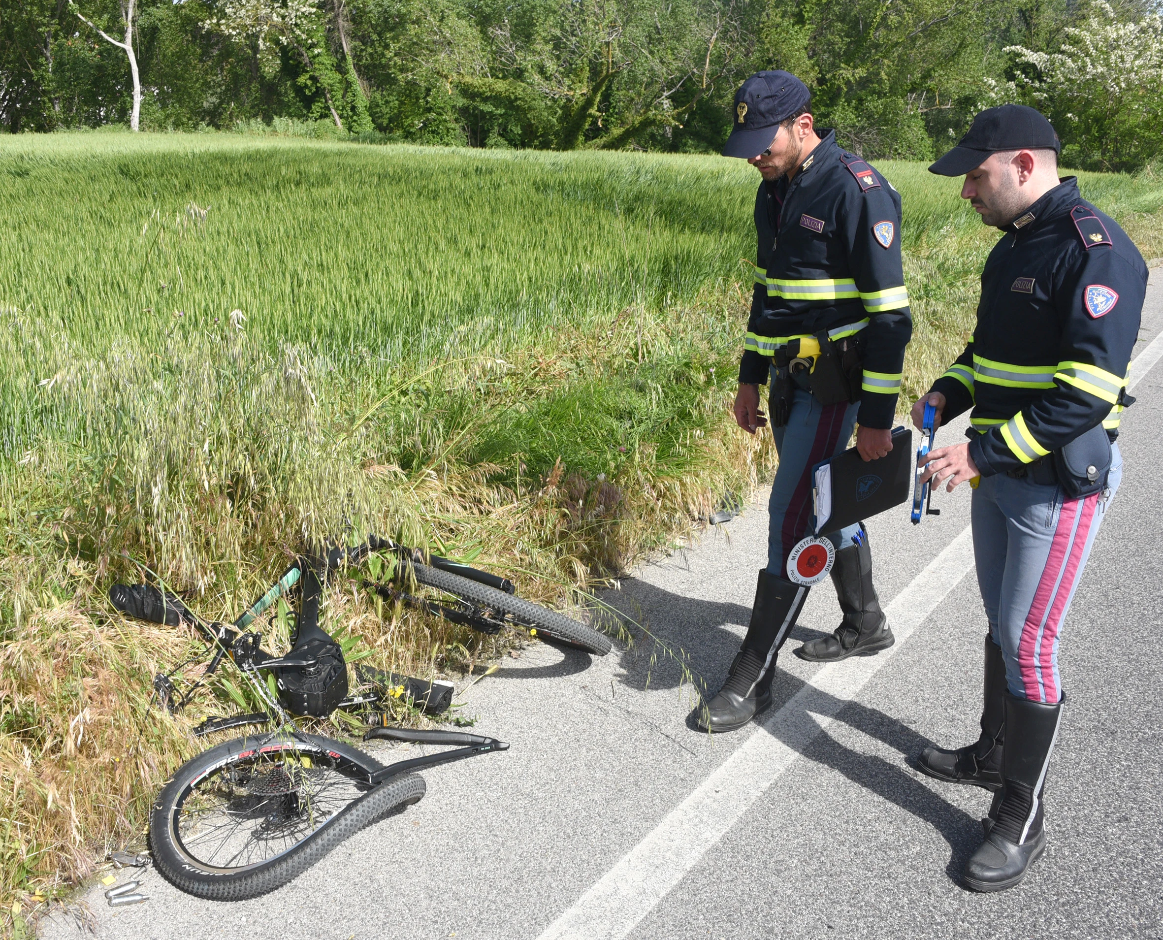 scontro tra auto e moto sulla SS72 (foto Adriapress)