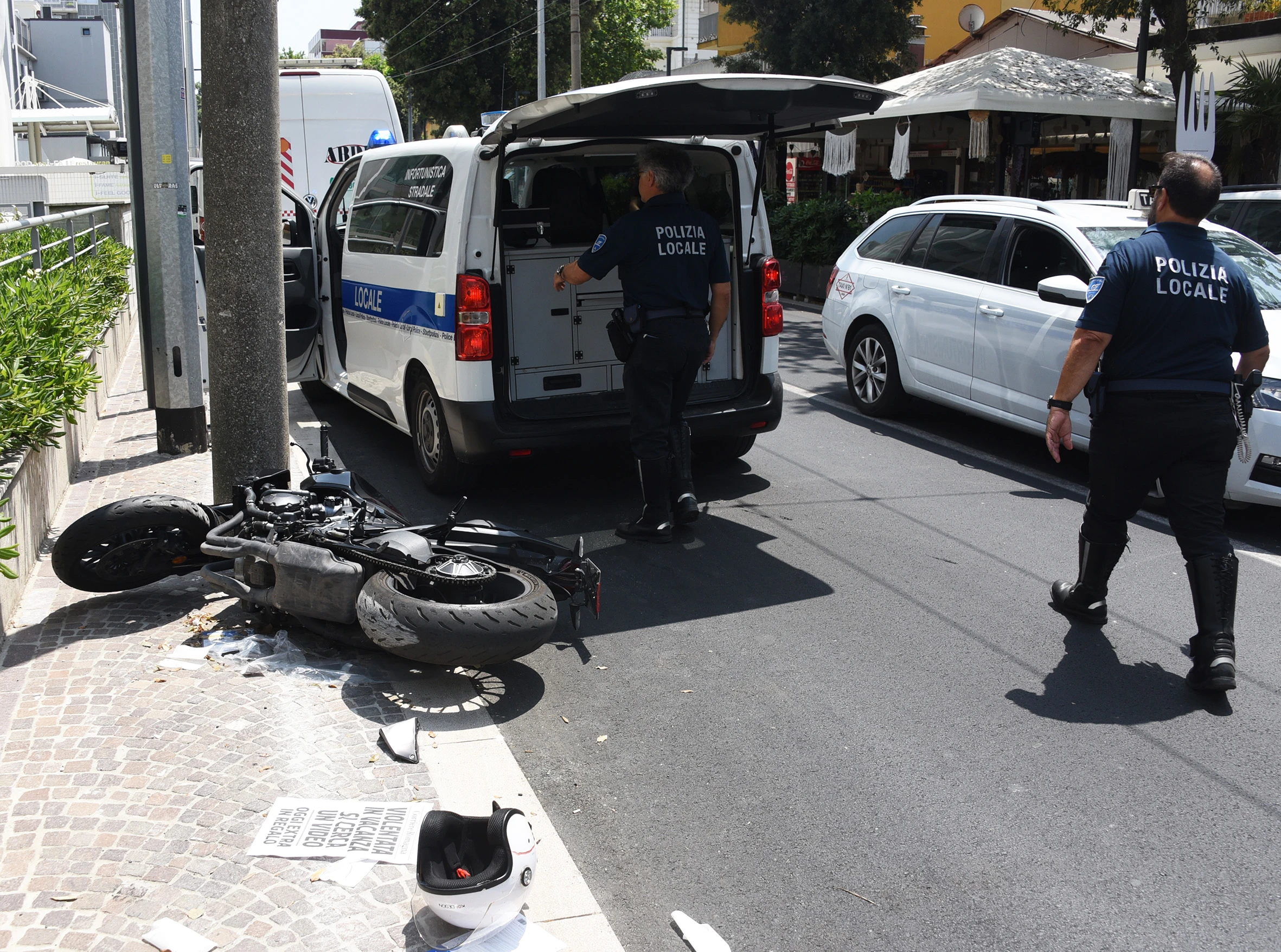 incidente tra auto e moto in viale Regina Elena a Rimini (adriapress)