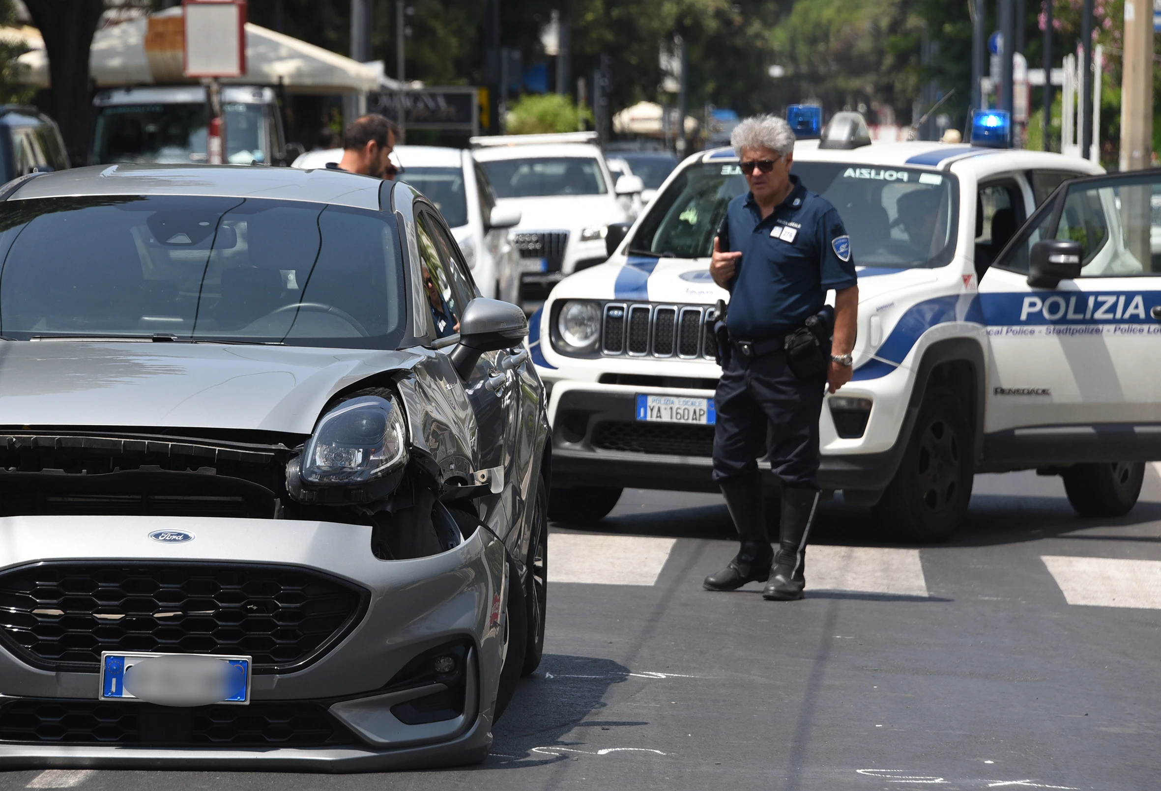 incidente tra auto e moto in viale Regina Elena a Rimini (adriapress)
