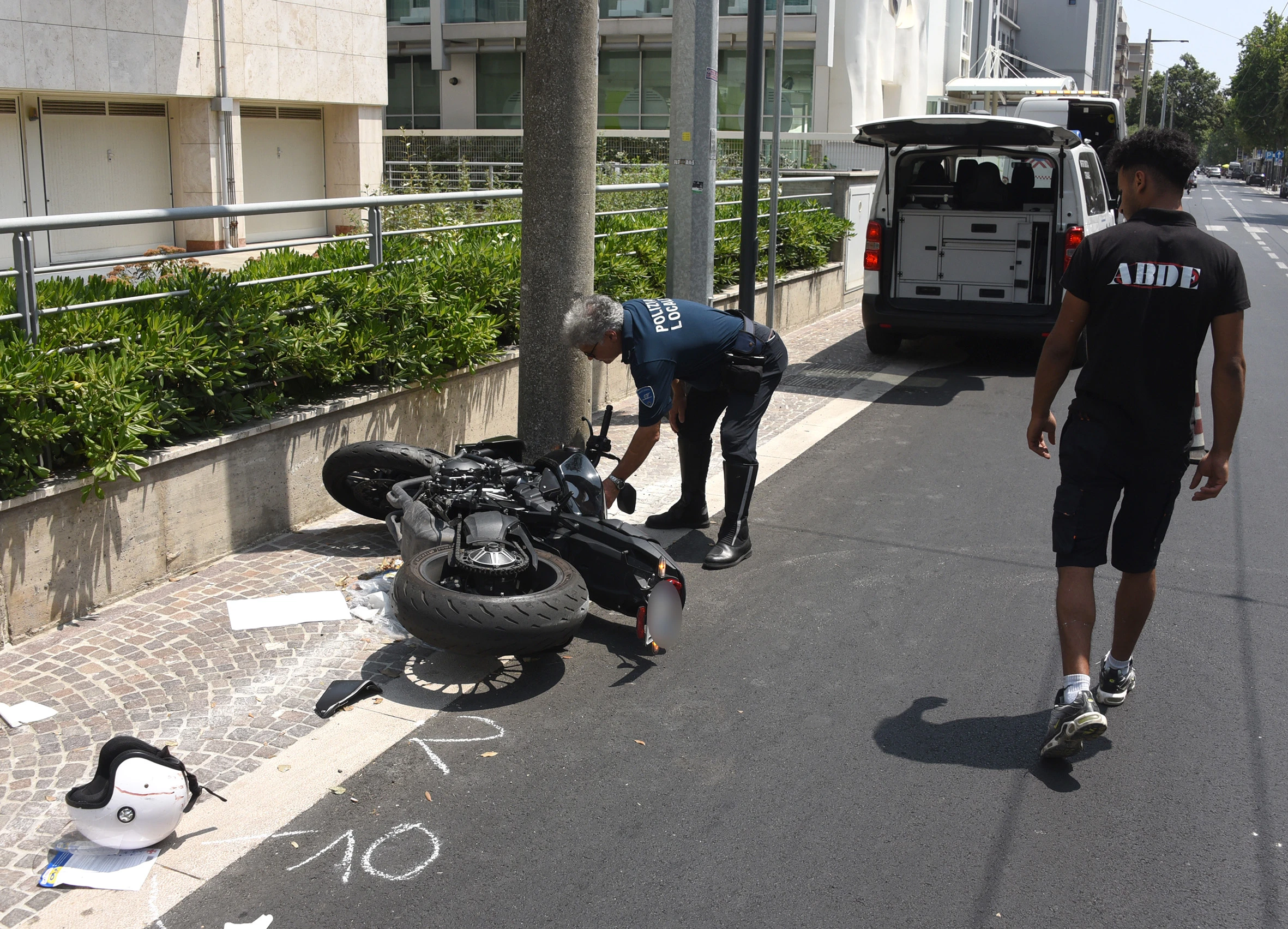 incidente tra auto e moto in viale Regina Elena a Rimini (adriapress)
