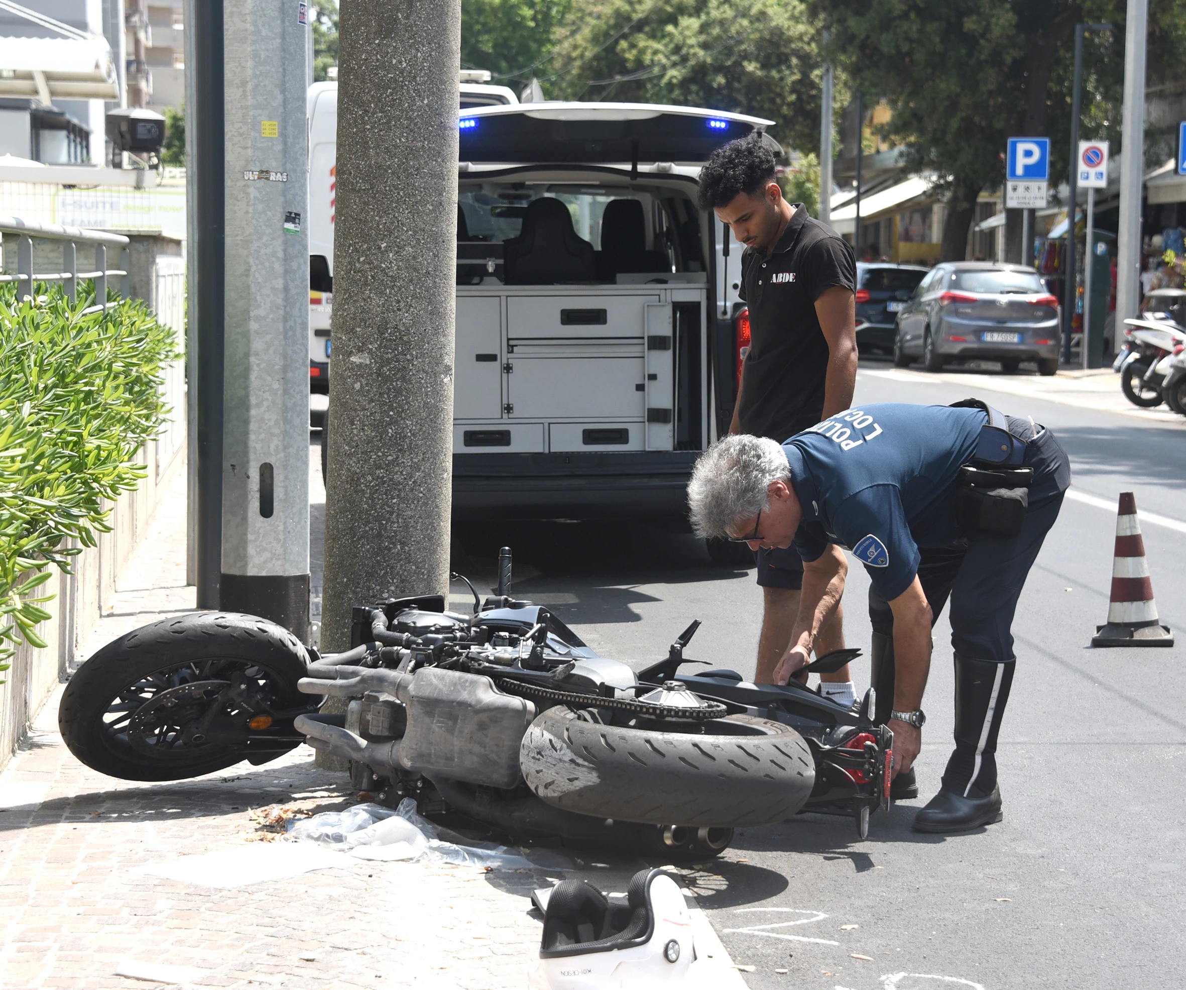 incidente tra auto e moto in viale Regina Elena a Rimini (adriapress)