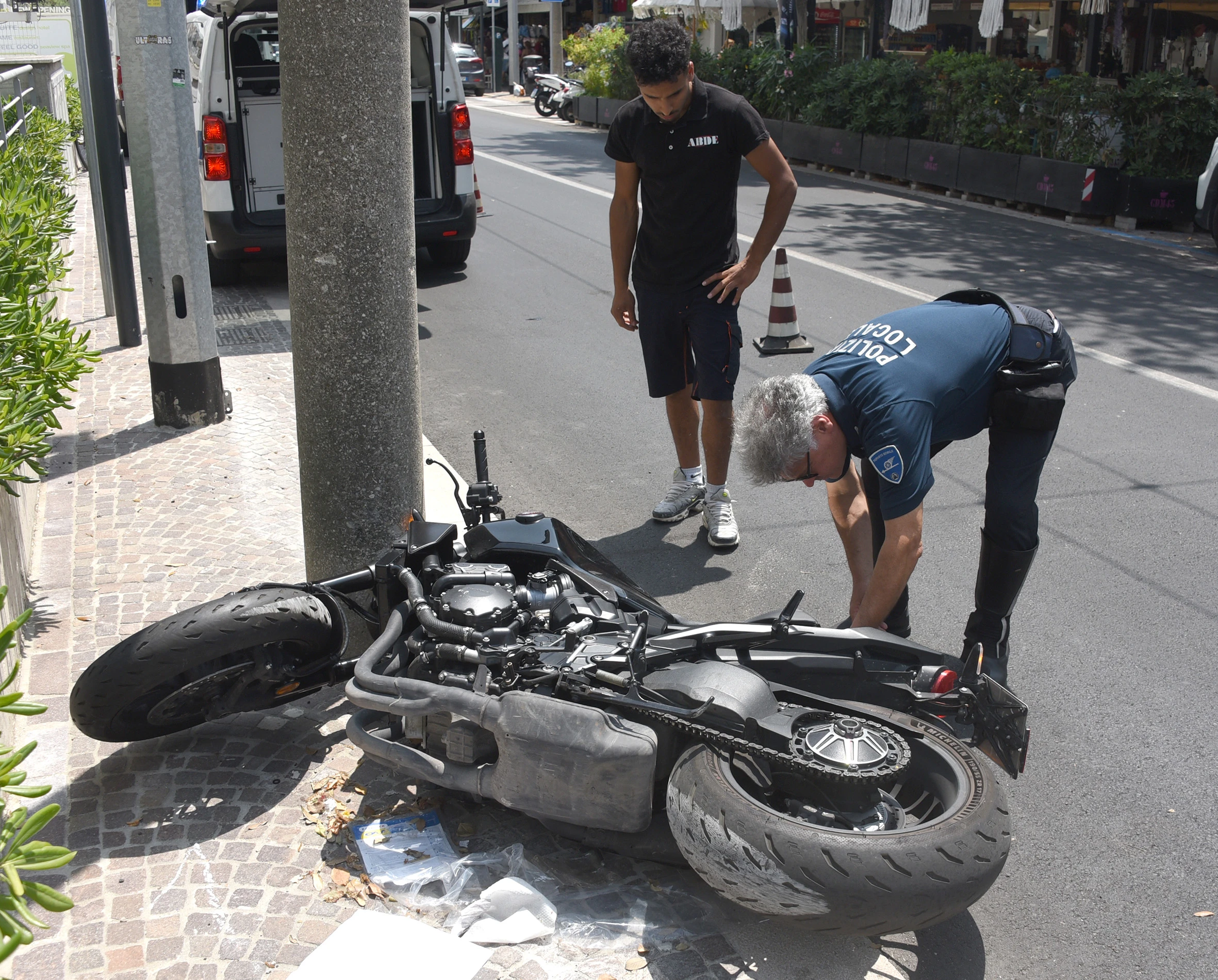 incidente tra auto e moto in viale Regina Elena a Rimini (adriapress)