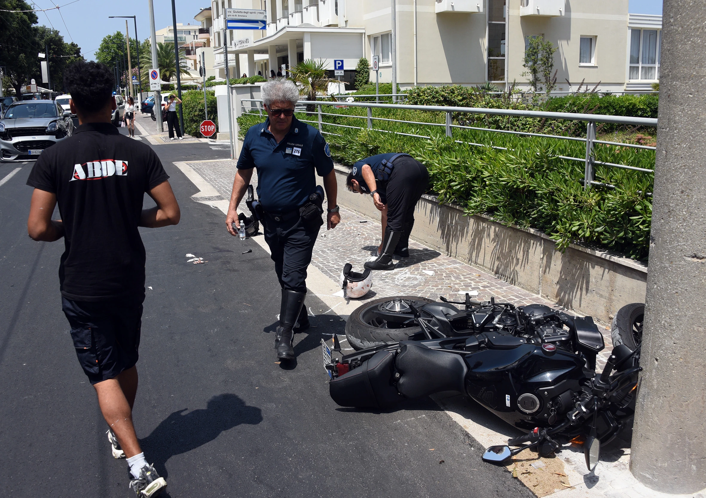 incidente tra auto e moto in viale Regina Elena a Rimini (adriapress)