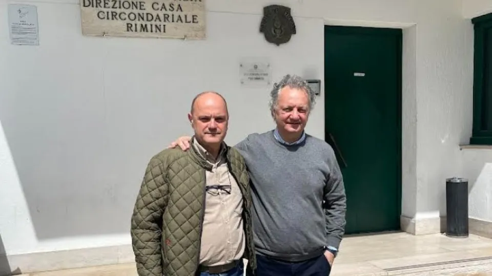Innocenti e Pizzolante all'esterno dei Casetti