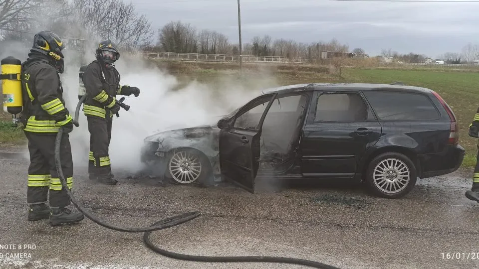 Rimini 16-01-2025 – Incendio autovettura via Solarolo. © Manuel Migliorini / Adriapress.

