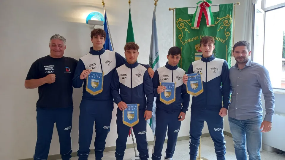 Ivan Cancellieri e i pugili di Asd Boxe Riccione con assessore Simone Imola