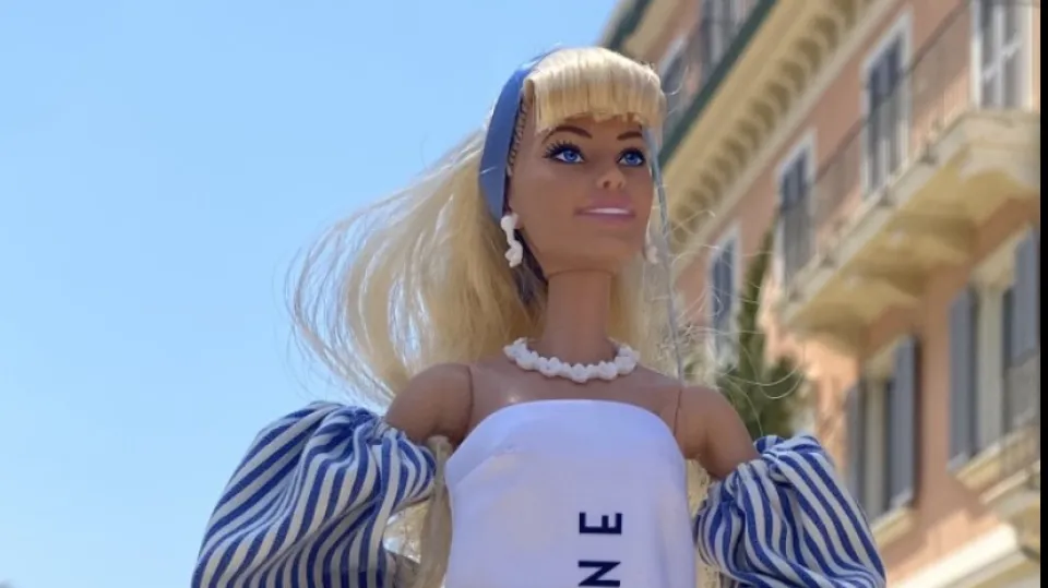 la Barbie Riccione posa in viale Ceccarini