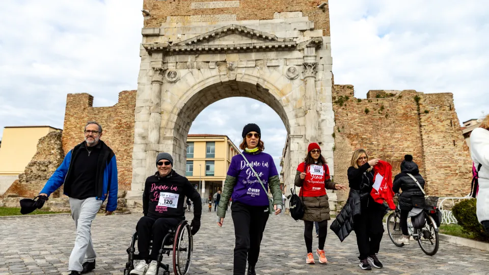 la camminata all'arco di Augusto