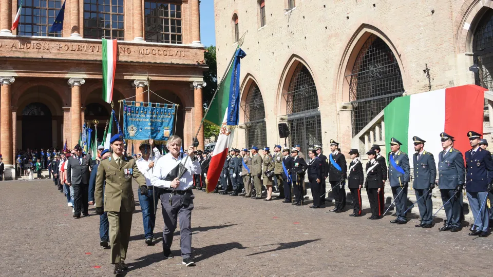 la cerimonia in piazza Cavour