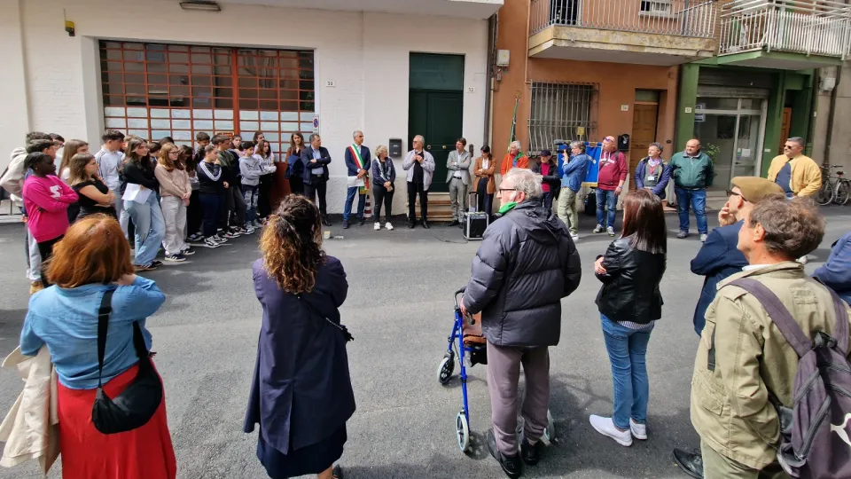 la cerimonia per la pietra d'inciampo a Walter Ghelfi