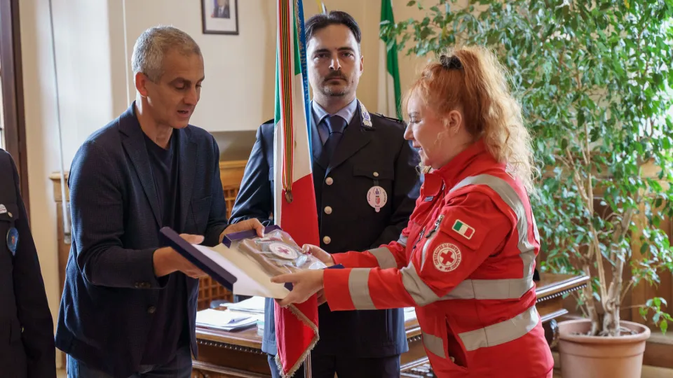 la consegna da parte della presidente Rita Rolfo