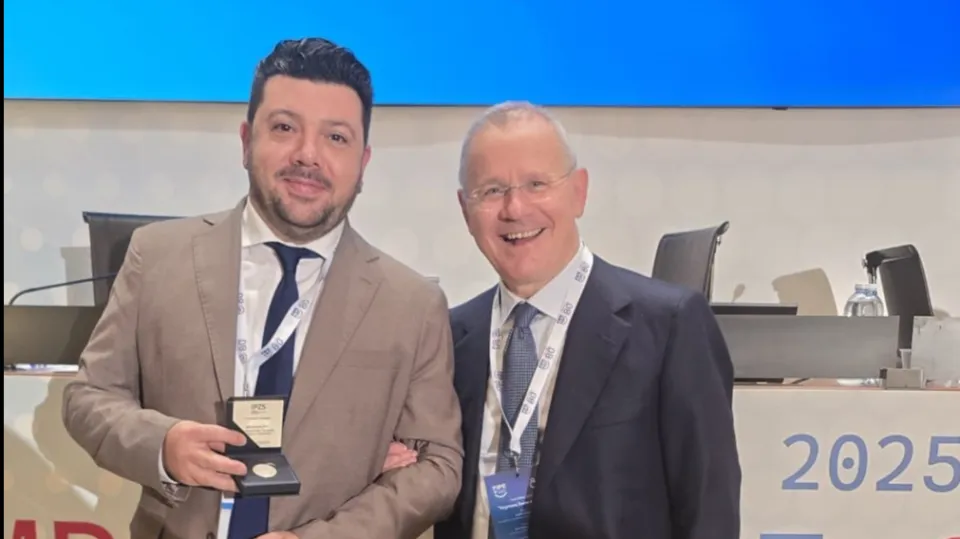 la consegna della medaglia