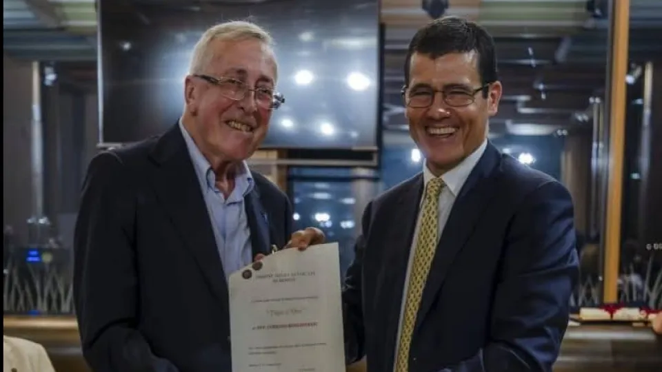 La consegna della Toga d'Oro a Bongiovanni da parte del presidente Brancaleoni