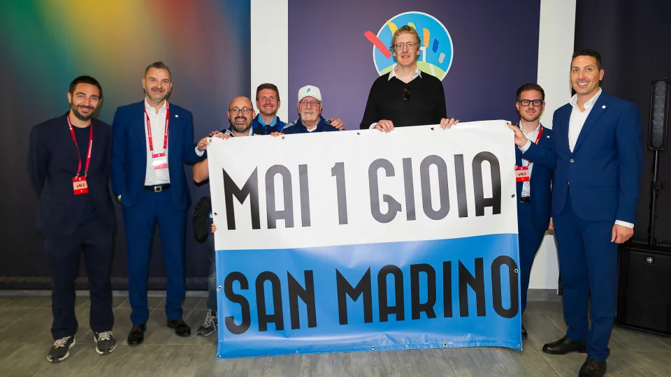 La consegna dello striscione (@FSGC/Pruccoli)