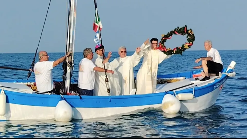la corona in mare per la Madonna