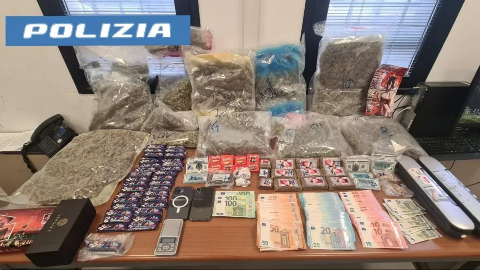 la droga e il denaro sequestrati