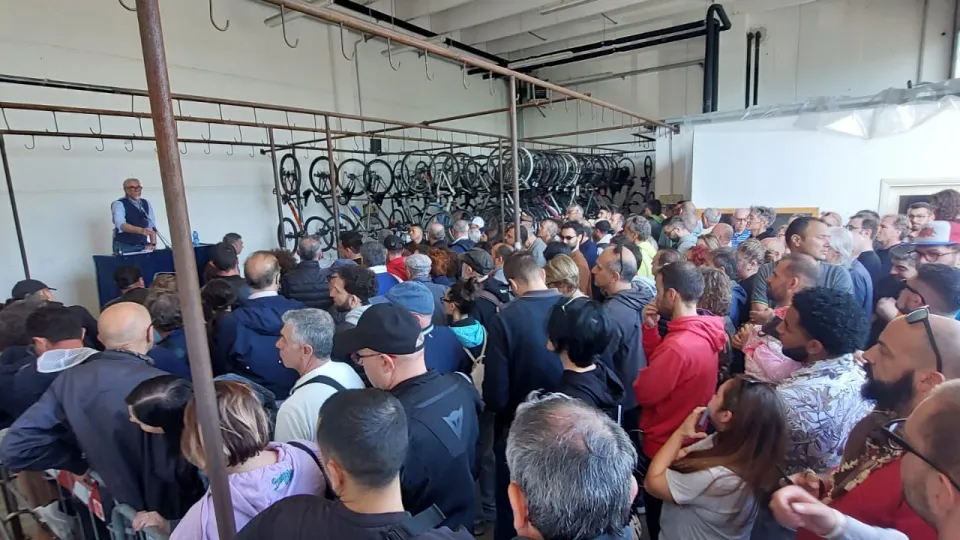 la folla all'asta