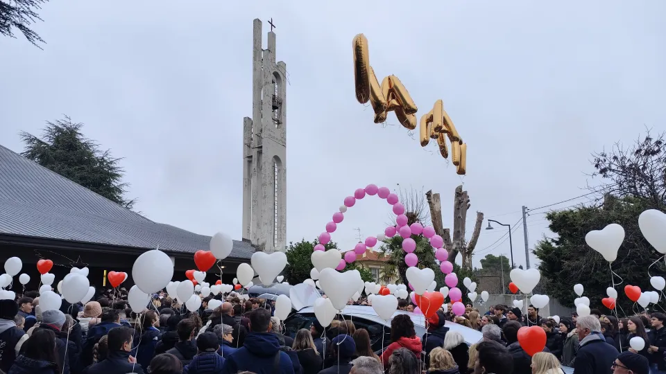 la grande folla che ha partecipato ai funerali