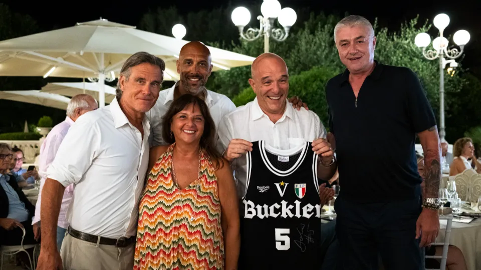 La maglia di Danilovic, uno dei cimeli dell'asta benefica