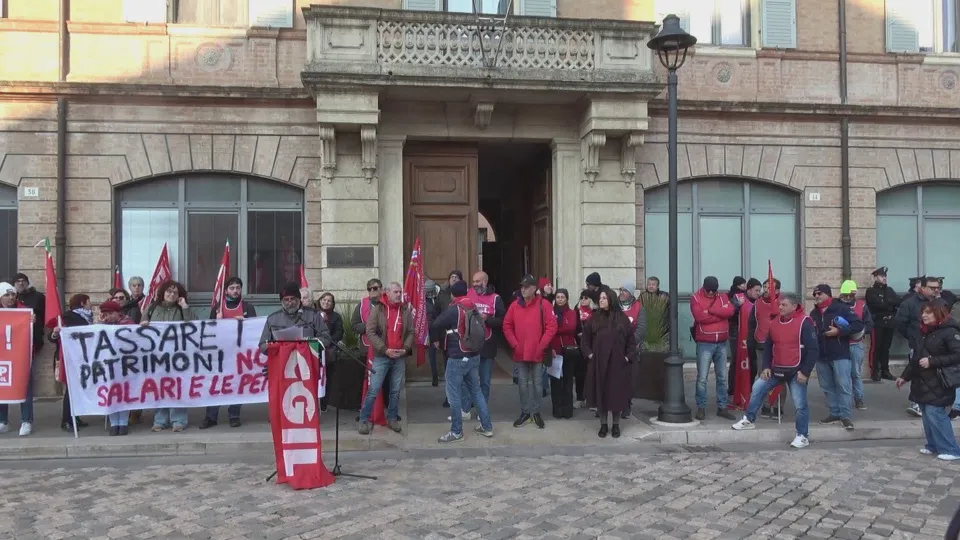 la manifestazione della Cgil davanti alla Prefettura