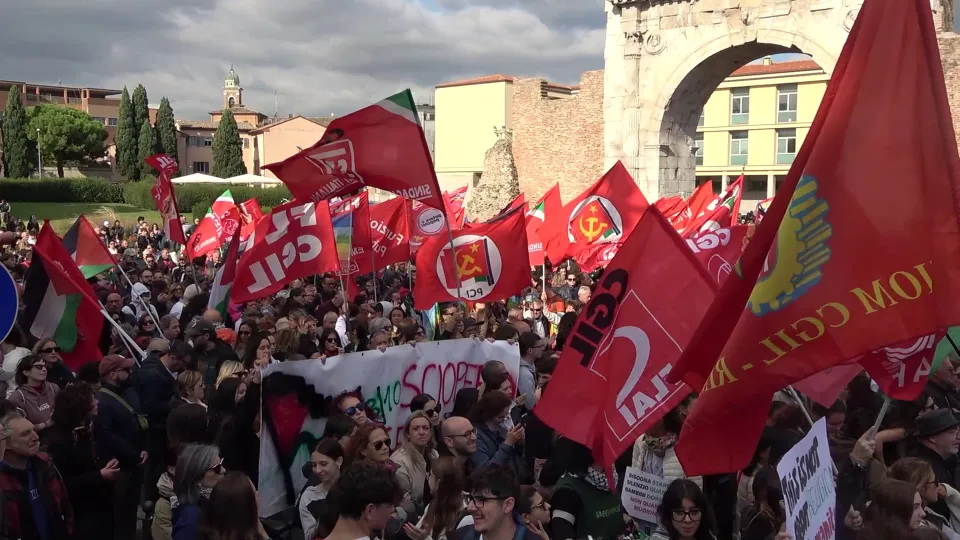 la manifestazione partita dall'Arco d'Augusto