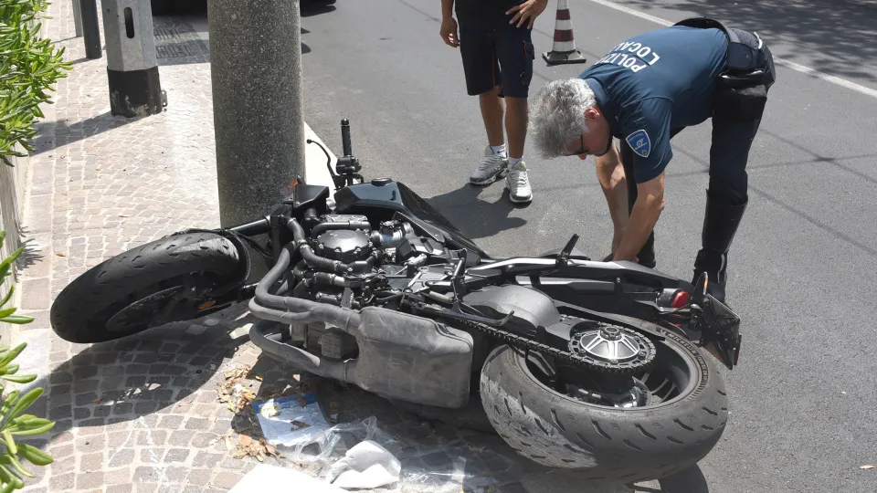 la moto a terra dopo l'impatto (Adriapress)
